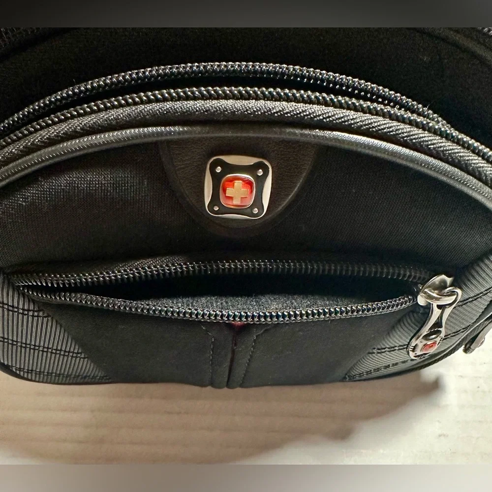 Wenger Swiss Gear The Sherpa LG Cam CSE Neopro‎ Medium Padded Camera Bag Black